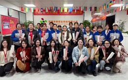 高跟鞋踩碎偏見，平底鞋丈量遠方