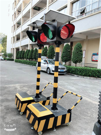 東莞師范附屬小學(xué)太陽能紅綠燈工程